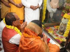 मुख्यमंत्री श्री चौहान ने ज्योतिर्लिंग ओंकारेश्वर और जैन तीर्थ सिद्धवरकूट में दर्शन कर पूजन-अर्चन किया