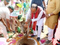 मुख्यमंत्री श्री शिवराज सिंह चौहान ने ओरछा में पौधरोपण किया