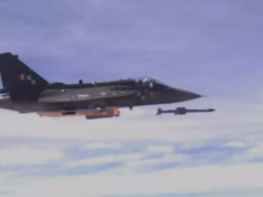 आसमान में छुड़ा देगा दुश्मनों के छक्के, अब बेस पर आने की नहीं पड़ेगी जरूरत, लड़ाकू विमान तेजस 1A में क्या खास है?