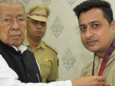 राज्यपाल हरिचंदन से एशिया पैरा आर्म रेसलिंग चैम्पियन श्रीमंत झा ने सौजन्य मुलाकात की