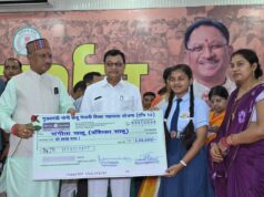 ब्रेकिंग : जनदर्शन : मुख्यमंत्री श्री विष्णु देव साय ने श्रमवीरों के मेधावी बच्चों को दो दो लाख रुपए के चेक वितरित किए