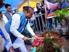 एक पेड़ मां के नाम माँ के सम्मान में रुद्राक्ष का पौधा रोपा मुख्यमंत्री श्री साय ने कहा एक पेड़ मां के नाम अभियान अंतर्गत लगाए जा रहे पौधे जननी और जन्मभूमि के रिश्ते को नई पहचान देंगे