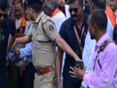 मुख्यमंत्री साय के रायगढ़ जिले के ग्राम लिप्ति स्थित शासकीय हाई स्कूल मैदान हेलीपैड पहुंचने पर जनप्रतिनिधियों और ग्रामीणों ने उनका आत्मीय स्वागत किया