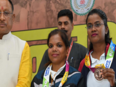 रिमझिम बारिश के बीच जनदर्शन में बड़ी संख्या में पहुंचे आमजन