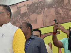 मुख्यमंत्री निवास में आयोजित जनदर्शन में हर घर तिरंगा अभियान के अंतर्गत लोगों को तिरंगा का किया गया वितरण