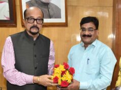 रायपुर : राज्यपाल श्री डेका से गेंड़ी लोक नृत्य कलाकार ने की भेंट