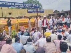 नगर पंचायत के सामने धरने पर बैठे व्यापारी, नगर की समस्याओं को लेकर डौंडी बंद