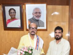 राज्यपाल श्री डेका से छत्तीसगढ़ खादी एवं ग्रामोद्योग बोर्ड के अध्यक्ष ने की सौजन्य भेंट