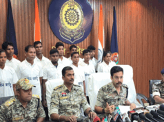 छत्तीसगढ़ के दंतेवाड़ा में इनामी नक्सली चंद्रना समेत 12 नक्सलियों ने किया आत्मसमर्पण
