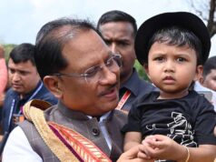 सरल और सहज मुख्यमंत्री विष्णु देव साय का दिखा अपनत्व, नन्हे इवान को गोद में लेकर किया दुलार