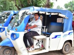 ई-रिक्शा चलाकर यात्रियों को मंजिल तक पहुंचा रही सरस्वती….