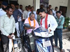 उप मुख्यमंत्री विजय शर्मा ने दिव्यांग युवक को दिया आगे बढ़ने का सहारा, अमर मरकाम को तत्काल मिली स्कूटी….