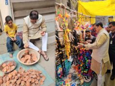 मंत्री टेटवाल ने स्थानीय कुम्हारों द्वारा बनाए गए दियों को खरीद कर वोकल फॉर लोकल का दिया संदेश