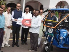 राज्यपाल डेका ने सरस्वती शिक्षा संस्थान को प्रदान किए चार ई-रिक्शे