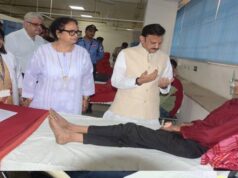 उप मुख्यमंत्री शुक्ल ने हमीदिया अस्पताल में कार्बाइड गन से प्रभावित युवाओं एवं बच्चों का हाल जाना