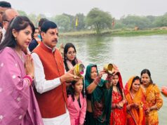 सीएम उज्जैन पहुंचे छठ के आखिरी दिन, विक्रम सरोवर घाट पर सूर्य को अर्घ्य अर्पित