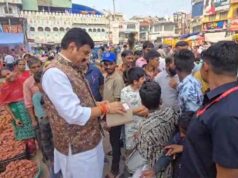 लोकल फॉर वोकल को बढ़ावा देने खाद्य मंत्री सपरिवार खरीदी करने पहुंचे बाजार