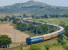 त्योहार से पहले ट्रेनों में जबरदस्त भीड़, स्लीपर और एसी में सीटें फुल, यात्री परेशान