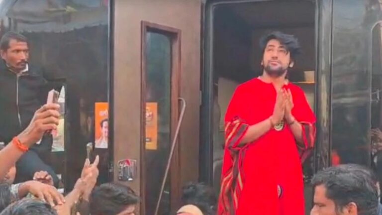 पीठाधीश्वर पंडित धीरेंद्र शास्त्री दिल्ली से वृंदावन पदयात्रा कर बागेश्वर धाम पहुंचे, श्रद्धालुओं ने किया भव्य स्वागत