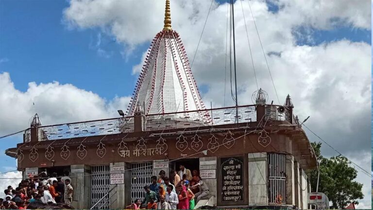 मां शारदा मंदिर में चोरी: 2kg चांदी के छत्र और सोने के नथ गायब, पुजारी पर शक