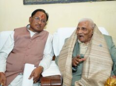 मुख्यमंत्री विष्णुदेव साय ने लोकतंत्र सेनानी से की मुलाकात