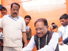 मुख्यमंत्री विष्णु देव साय ने कुम्हार के चाक पर गढ़ा दीया, पारंपरिक शिल्पकारों से किया आत्मीय संवाद: सरगुजा विकास प्राधिकरण की बैठक के दौरान प्रदर्शनी में दिखा माटी से जुड़ाव…..