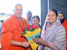 श्रीमती लक्ष्मी राजवाड़े ने निरंजनी पीठाधीश्वर स्वामी कैलाशानंद गिरी जी महाराज से लिया आशीर्वाद….