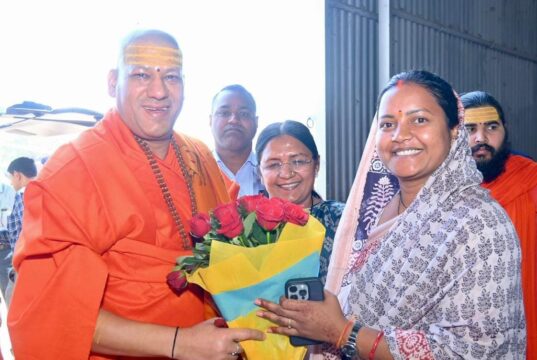 श्रीमती लक्ष्मी राजवाड़े ने निरंजनी पीठाधीश्वर स्वामी कैलाशानंद गिरी जी महाराज से लिया आशीर्वाद….