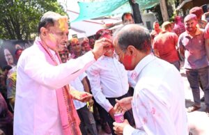 मुख्यमंत्री निवास में होली के रंगों की बौछार: मुख्यमंत्री विष्णु देव साय ने अधिकारियों-कर्मचारियों संग खेली होली….