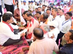 जमीन पर बैठकर उप मुख्यमंत्री विजय शर्मा ने सुनी लोगों की समस्याएं, मौके पर दिए समाधान के निर्देश…..