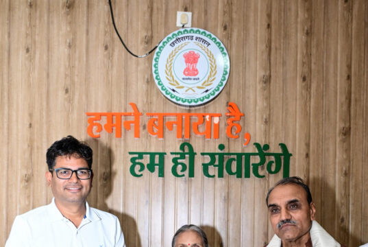 बस्तर में चिकित्सा की अलख जगाने वाले पद्मश्री डॉ. गोडबोले दंपति का वित्त मंत्री ओपी चौधरी ने किया आत्मीय अभिनंदन