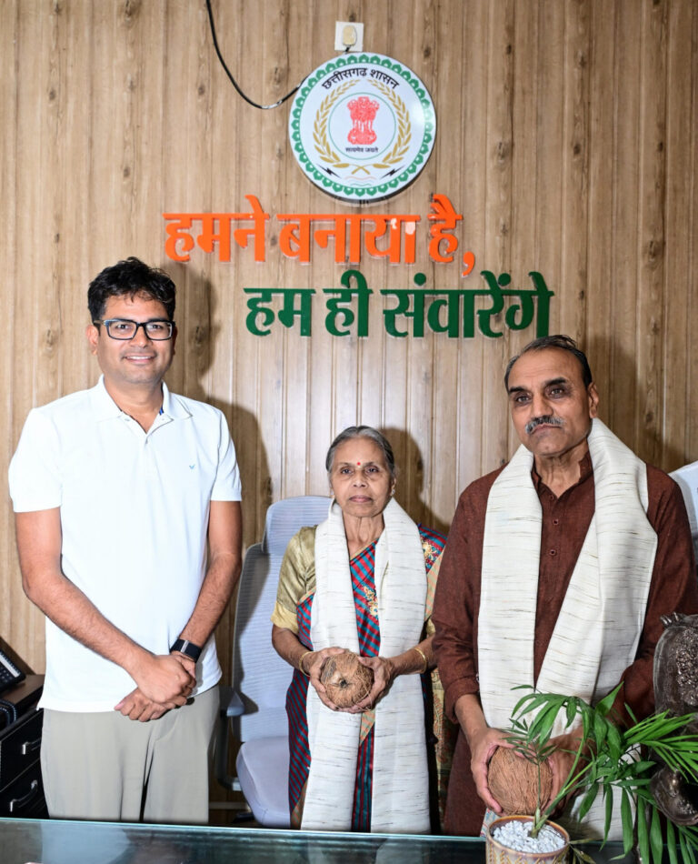 बस्तर में चिकित्सा की अलख जगाने वाले पद्मश्री डॉ. गोडबोले दंपति का वित्त मंत्री ओपी चौधरी ने किया आत्मीय अभिनंदन