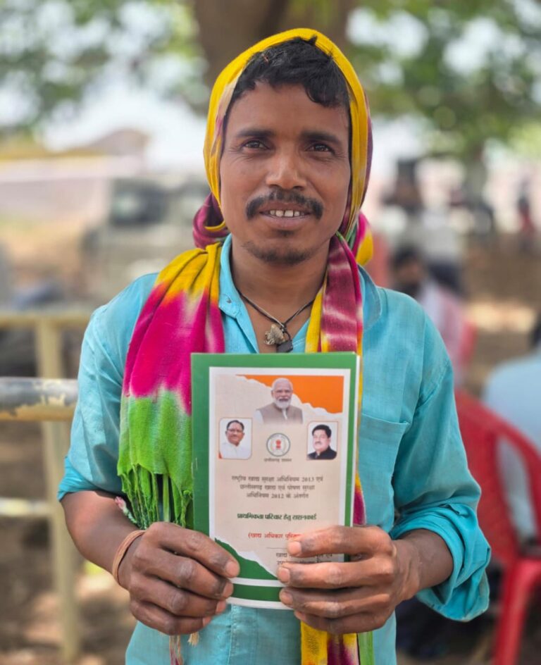 सुशासन तिहार से सुखराम के चेहरे पर लौटी मुस्कान, वंदना घुटरापारा के हितग्राही को मिला 1 रुपये किलो वाला नया राशन कार्ड, खाद्य सुरक्षा मिलने पर मुख्यमंत्री विष्णु देव साय के प्रति जताया आभार…..