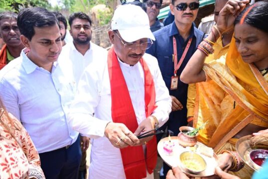 एक ग्रामीण का न्योता, मुख्यमंत्री का अपनापन – प्रधानमंत्री आवास से साकार हुआ सपना, मुख्यमंत्री ने कराया गृह प्रवेश…..