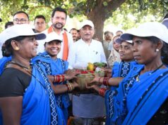 सुशासन तिहार: सरोधी में महिला स्व सहायता समूह ने मुख्यमंत्री को भेंट की स्थानीय उत्पादों की टोकरी….