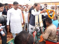 जब मुख्यमंत्री साय ने थामा हाथ, तो दिव्यांग हितग्राही की जिंदगी में लौटी उम्मीद की रौशनी, सुशासन तिहार के समाधान शिविर में मिली बैटरी चलित ट्रायसायकल, संघर्ष भरी जिंदगी को मिला नया सहारा…..