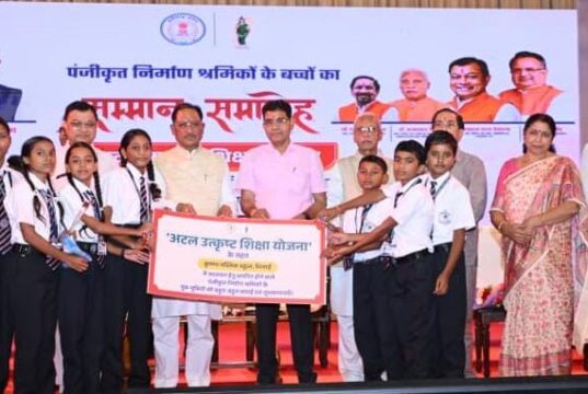 राजमिस्त्री और रेजा-कुली के बच्चे अब पढ़ेंगे बड़े आवासीय स्कूलों में, अटल उत्कृष्ट शिक्षा योजना से नारायणपुर के श्रमिक परिवारों के सपनों को मिली नई उड़ान…..