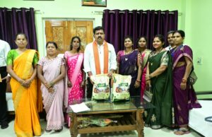 उप मुख्यमंत्री विजय शर्मा से मिलीं माँ दंतेश्वरी महिला किसान उत्पादक कंपनी की सदस्य, उप मुख्यमंत्री ने एनपीओपी प्रमाणन मिलने पर दी बधाई….