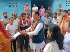 बस हादसे में मृत यात्रियों के घर-घर पहुंचे स्वास्थ्य मंत्री श्याम बिहारी जायसवाल, पुष्प अर्पित कर दी श्रद्धांजलि….